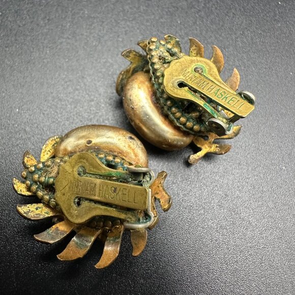 VINTAGE MIRIAM HASKELL GOLD PLATED FAUX PEARLS FLOWER CLIP ON EARRINGS - Picture 7 of 11